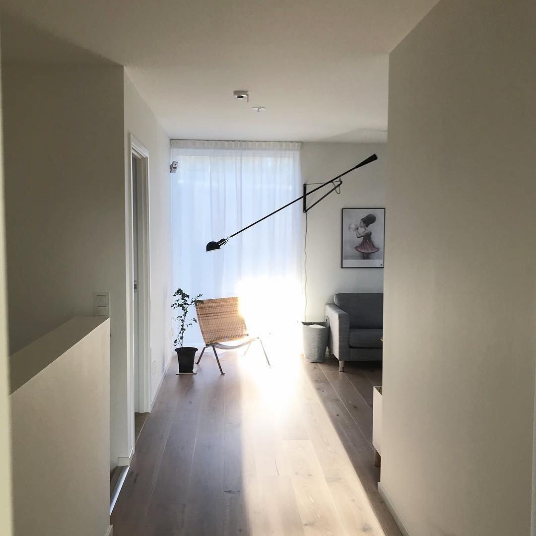 Adjustable Extended-Arm Wall Lamp