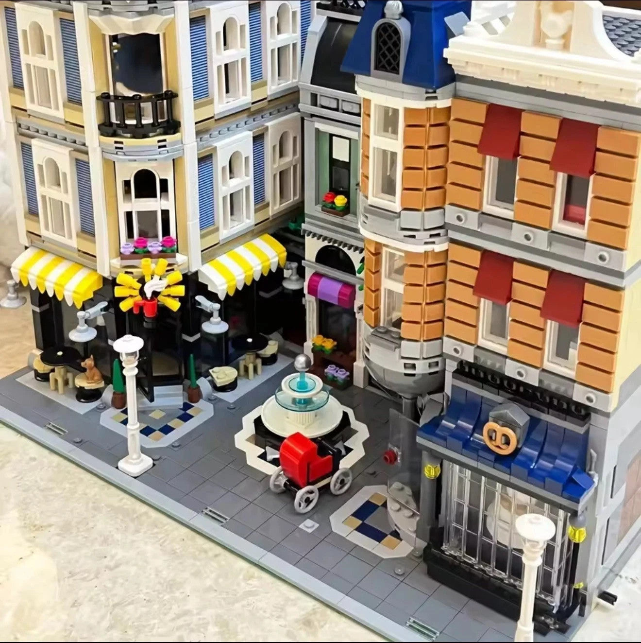 NEW Expert Assembly Square Modular W/ Minifigures Unbranded Complete Set Gift