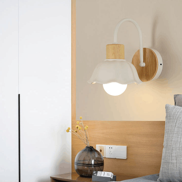 Scandinavian Glass Flower Round 1-Light Wall Sconce Lamp