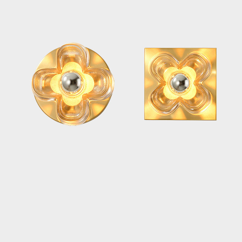 Brass Four-Leaf Clover Glass Shade 1-Light Wall Sconce Lamp