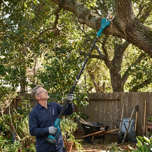 Electric pole pruning shears — lifestyle